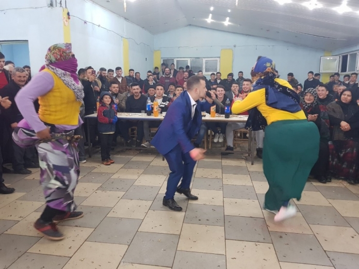 Asker Eğlencesinde ’Coronovirüs’ Tiyatrosu