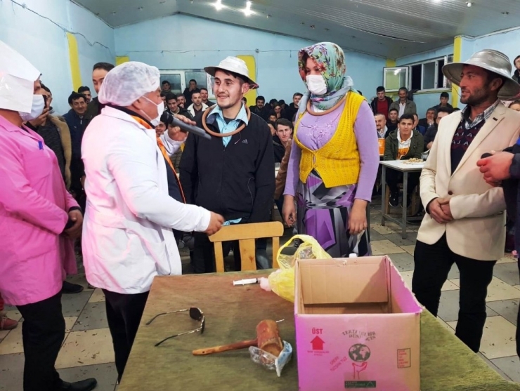 Asker Eğlencesinde ’Coronovirüs’ Tiyatrosu