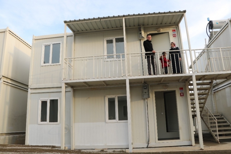 Elazığ’da, Çift Katlı Konteyner Evlerin Anahtarları Teslim Edilmeye Başlandı