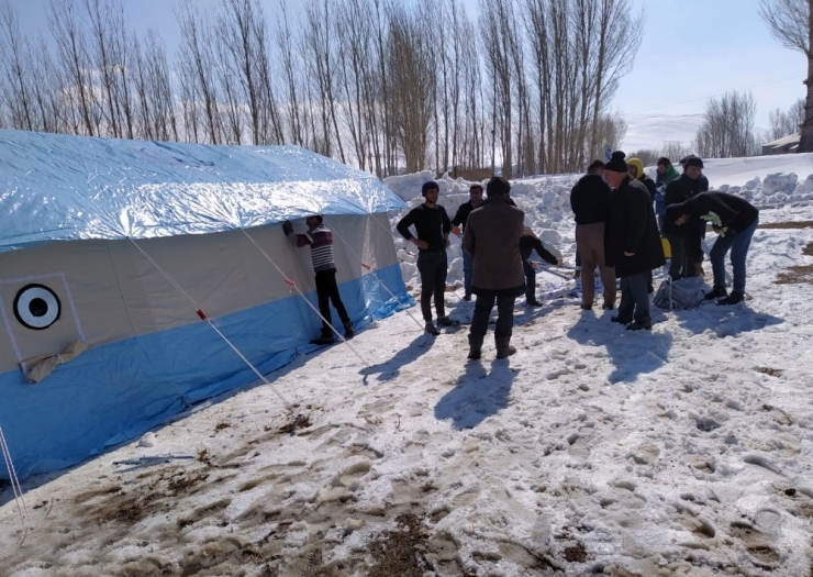 Deprem Bölgesinde Çalışmalar Devam Ediyor