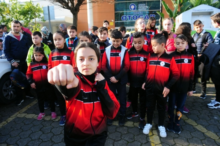 Minik Karatecilere Başkandan Araç Desteği