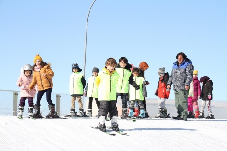 Atlama Kulelerine Acemi Kayak Pisti