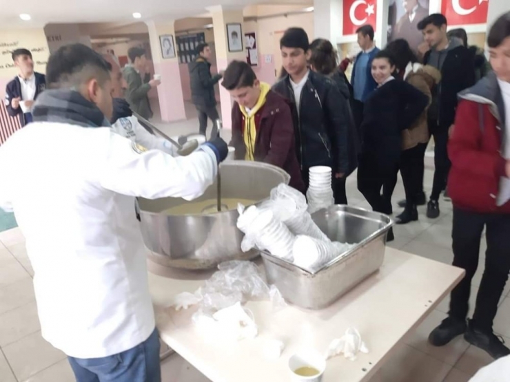 Şırnaklı Aşçılardan Gençlere Çorba İkramı