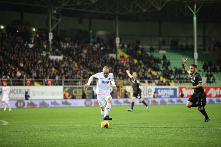 Süper Lig: Alanyaspor: 1 - Beşiktaş: 0 (İlk Yarı)