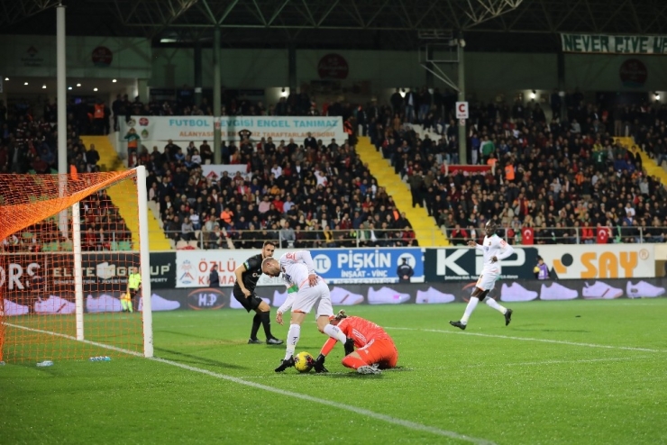 Süper Lig: Alanyaspor: 1 - Beşiktaş: 0 (İlk Yarı)