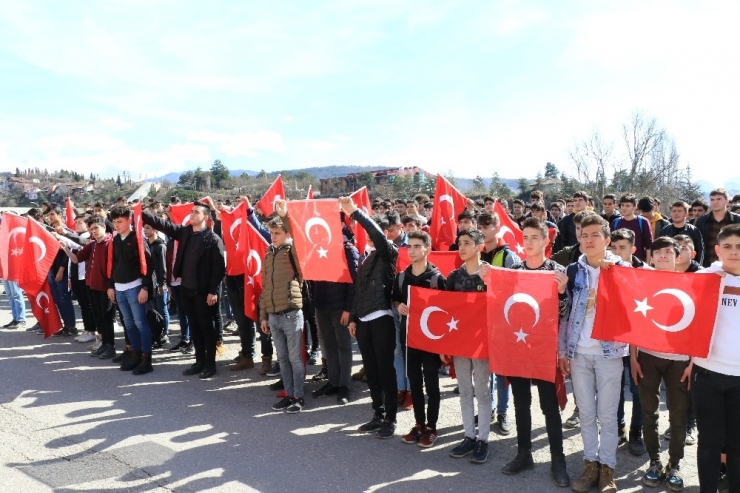 Liseli Öğrenciler Şehitler İçin Yürüdü