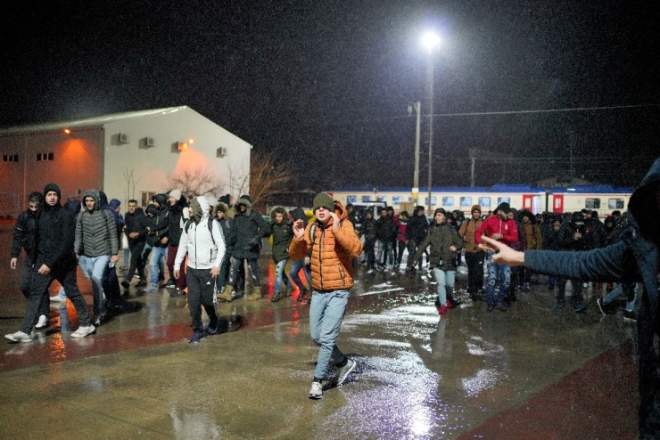 Trenle Gelen Mülteciler, ‘Avrupa’ Diye Slogan Atarak Gardan Çıktı