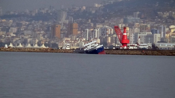 Tuzla Açıklarında Gemi Kazasında Yan Yatan Gemi Havadan Görüntülendi
