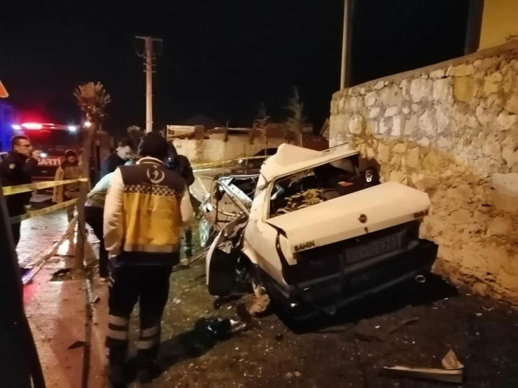 Otomobil Önce Kaldırıma Ardından Elektrik Direğine Çarptı: 2 Ölü, 1 Yaralı