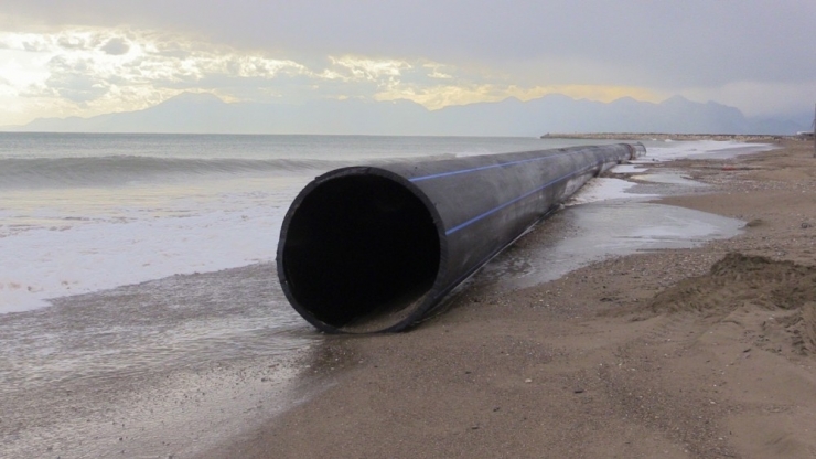 Sahile Vuran 200 Metrelik Boru Görenleri Şaşkına Çevirdi