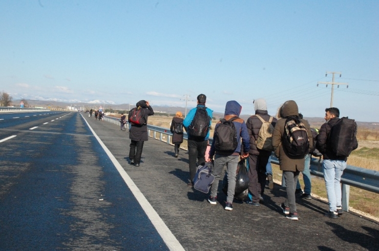 Göçmenler Sınırlara Akın Ediyor