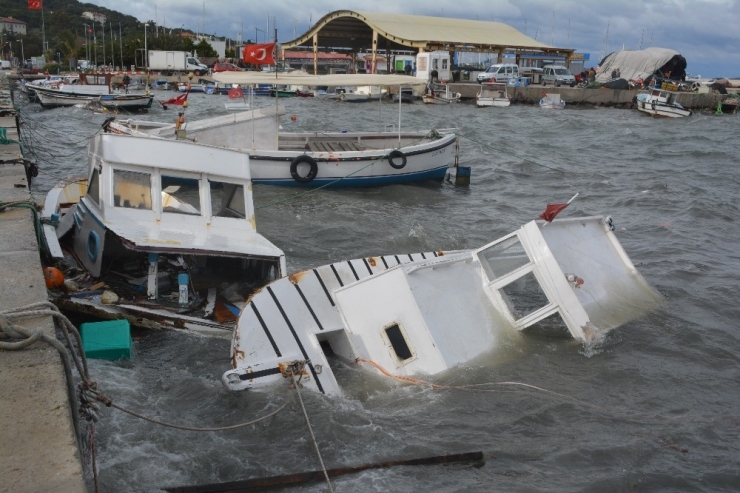 Ayvalık’ta Şiddetli Fırtına Balıkçı Teknelerini Batırdı