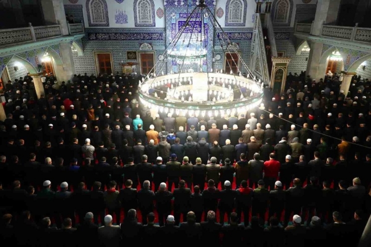 Bağcılar’da Sabah Namazında Şehitler İçin Dua Edildi