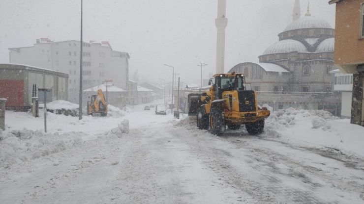 Karlıova’da Yoğun Kar Yağışı, Ekipler Seferber Oldu