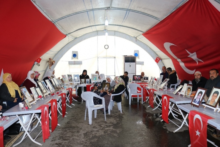 Hdp Önündeki Annelerin Evlat Nöbeti 180. Gününde