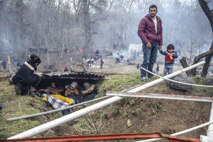 Bakan Çavuşoğlu: “Bize Uluslararası Hukuk Dersi Verenlere Bakın! Kapılarına Yığılmış Binlerce Masum İnsanın Üzerine Utanmadan Gaz Bombaları Atıyorlar”