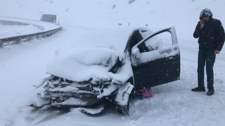 Sakaltutan Geçidinde Yoğun Kar Yağışı Ulaşımda Aksamalara Neden Oldu