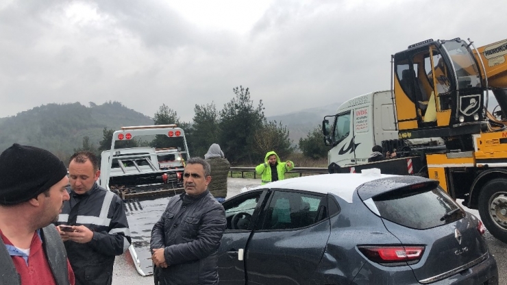 Tır Devrildi, Sıfır Kilometre Araçlar Hurdaya Döndü