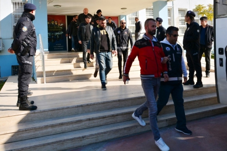 İzmir Merkezli Büyük Göçmen Kaçakçılığı Operasyonu: 26 Tutuklama Kararı