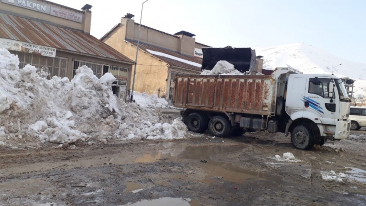 Hakkari Sanayisi Kar Dağlarından Temizleniyor