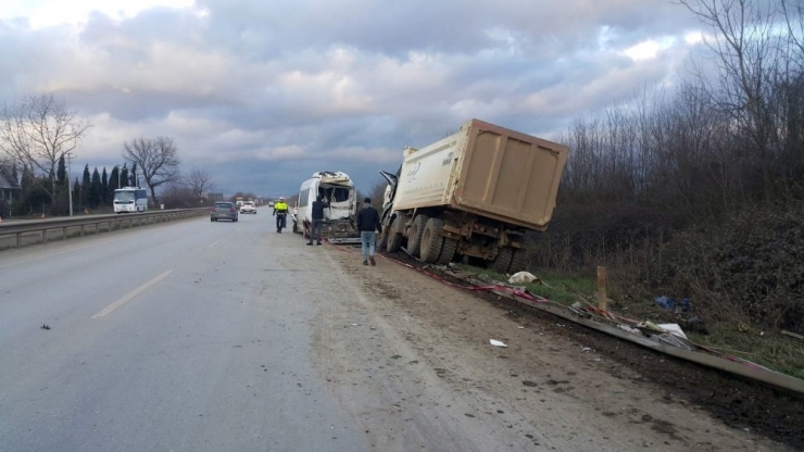 D-100 Karayolunda Yolcu Minibüsüyle Kamyon Çarpıştı: 2 Yaralı