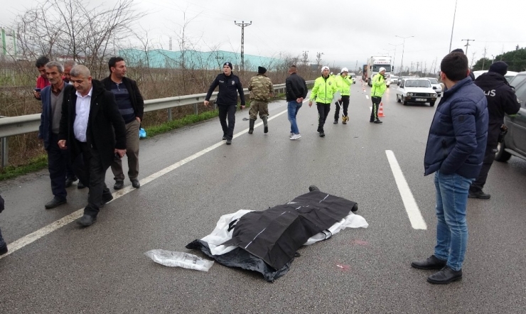 Otomobil 2 Bisikletliye Birden Çarptı: 1 Ölü, 2 Yaralı