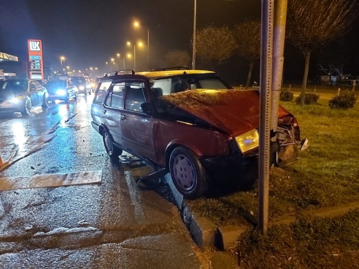 Otomobil Trafik Lambasına Çarptı: 2 Yaralı