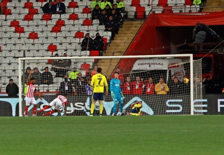 Süper Lig: Antalyaspor: 2 - Fenerbahçe: 2 (Maç Sonucu)