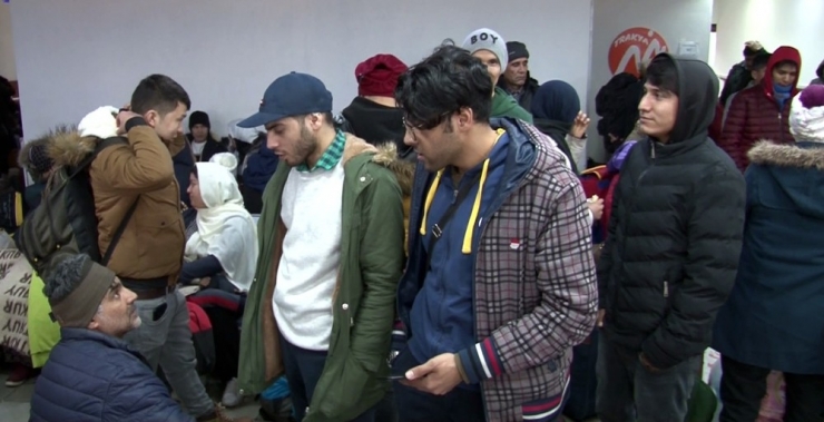 Avrupa’ya Gitmek İsteyen Mültecilerin Otogarda Oluşturduğu Yoğunluk Devam Ediyor