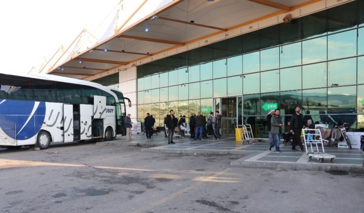 Şanlıurfa’da Mülteciler Terminallere Akın Etti