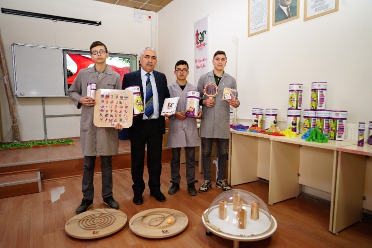 Bu Okulun Cirosu Şirketlerle Yarışıyor