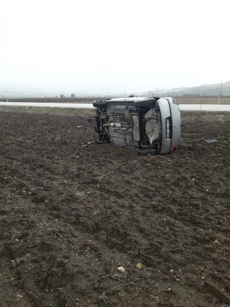 Şuhut’ta Otomobil Takla Attı: 2 Yaralı