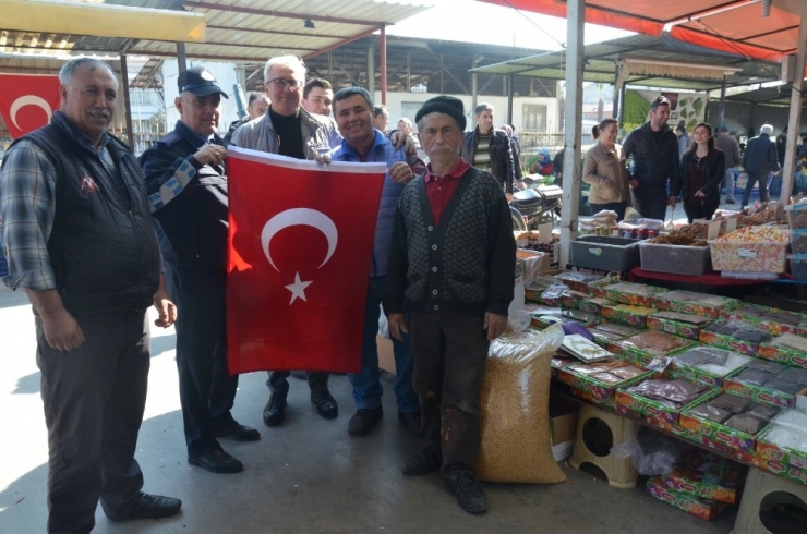 Akhisar Belediyesi Şehitler İçin Bayrak Dağıttı