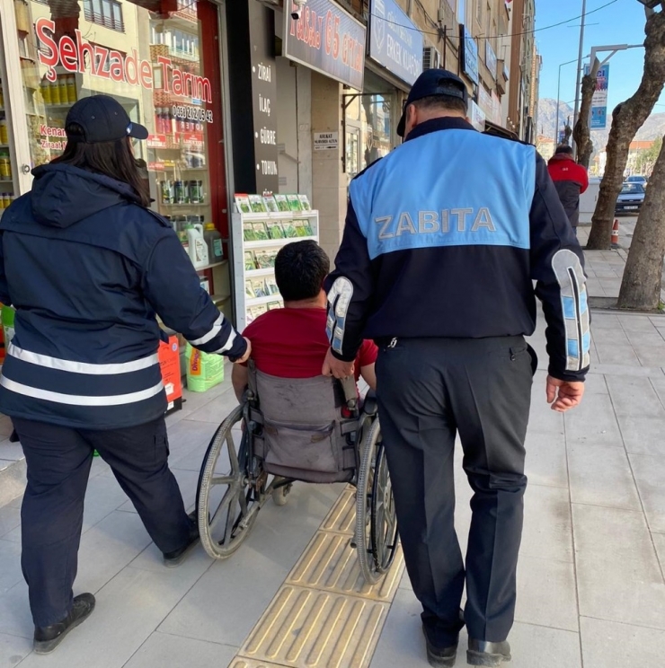 Zabıta Engelli Gence Yardım Etti