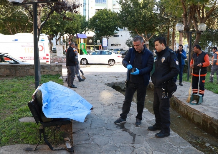 Parktaki Bankta Ölü Bulundu