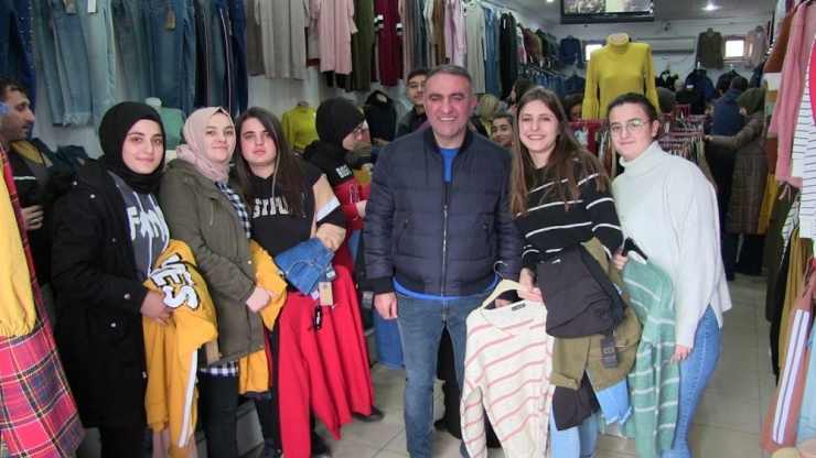 Doğum Gününü Kimsesiz Çocuklarla Kutladı