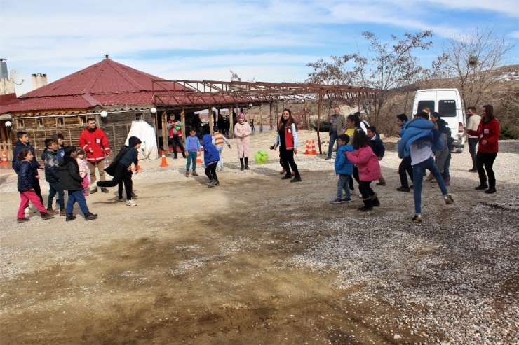 Elazığ’da Depremzede Çocuklara Doğal Terapi