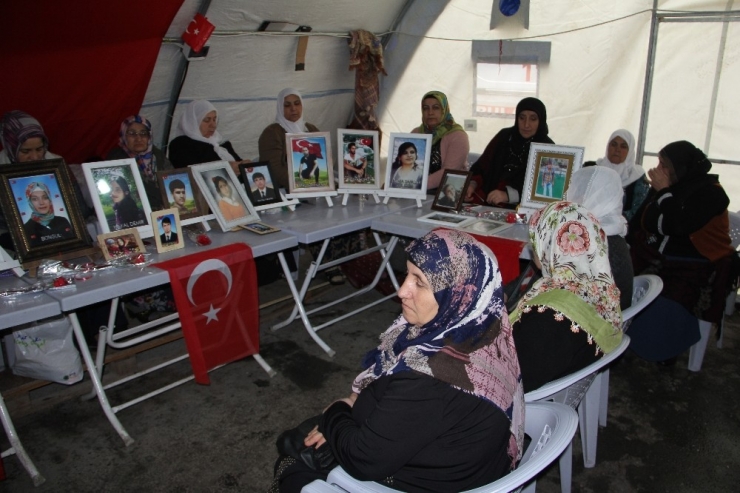 Hdp Önündeki Ailelerin Evlat Nöbeti 181’inci Gününde