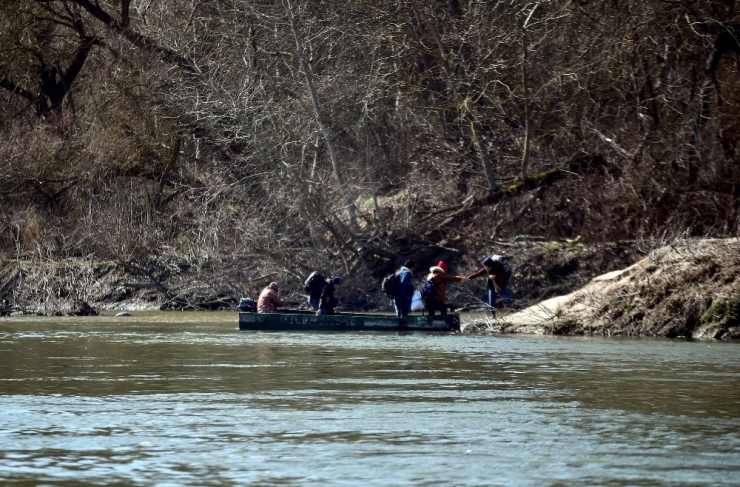 Mültecilerin Zorlu Yolculuğu Devam Ediyor