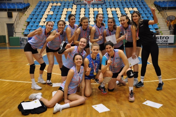 Nova Okulları Voleybolda Yarı Finalde