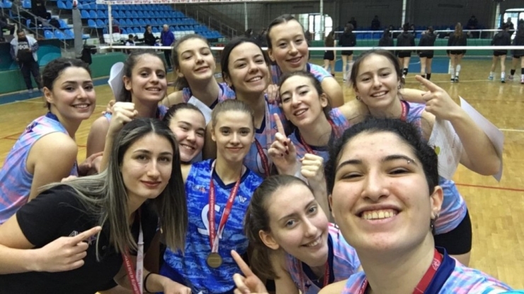 Nova Okulları Voleybolda Yarı Finalde