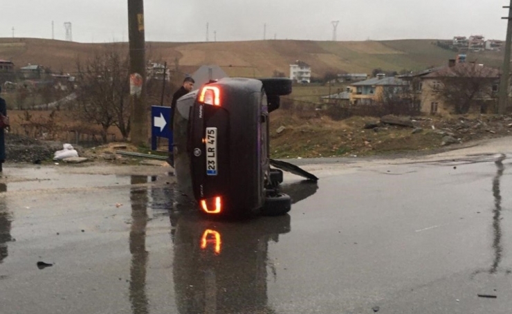 İki Otomobil Çarpıştı, Kaza Anı Kameraya Yansıdı