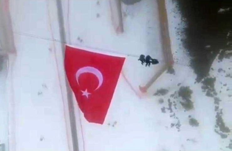 Şehitler İçin Palandöken’e Dev Türk Bayrağı Astılar