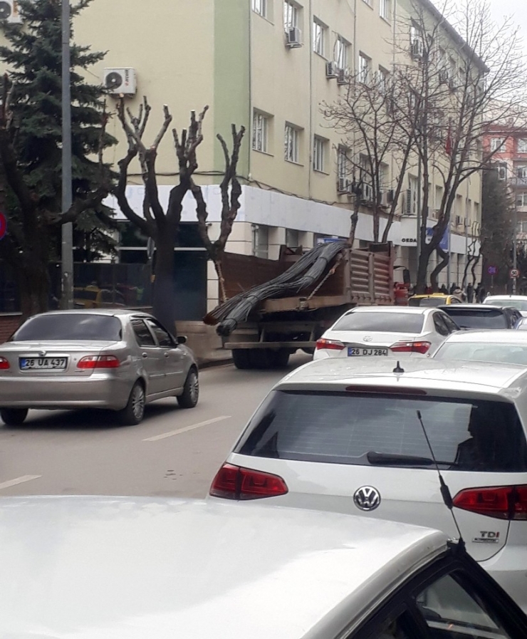 Kasasındaki Demir Çubuklarla Trafiği Tehlikeye Attı