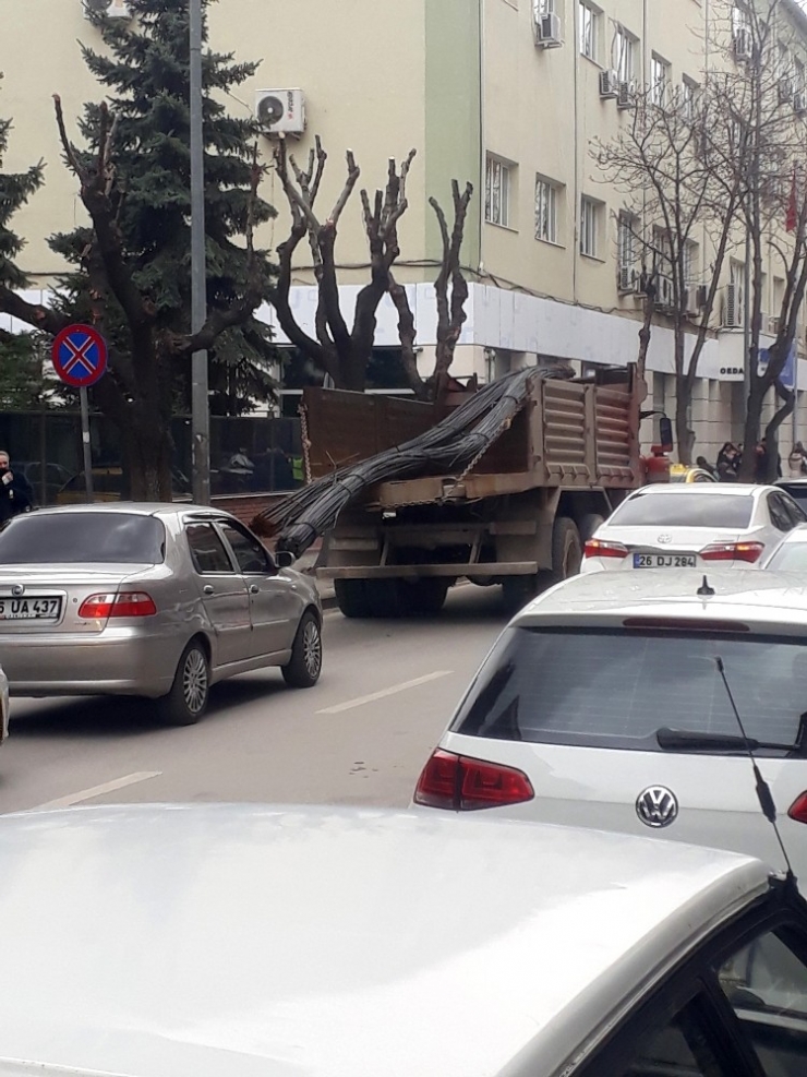 Kasasındaki Demir Çubuklarla Trafiği Tehlikeye Attı