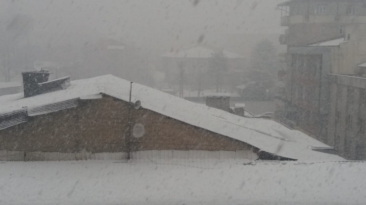 Hakkari’de Kar Ve Sis Etkili Olmaya Başladı