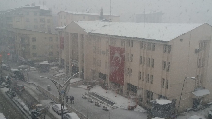 Hakkari’de Kar Ve Sis Etkili Olmaya Başladı