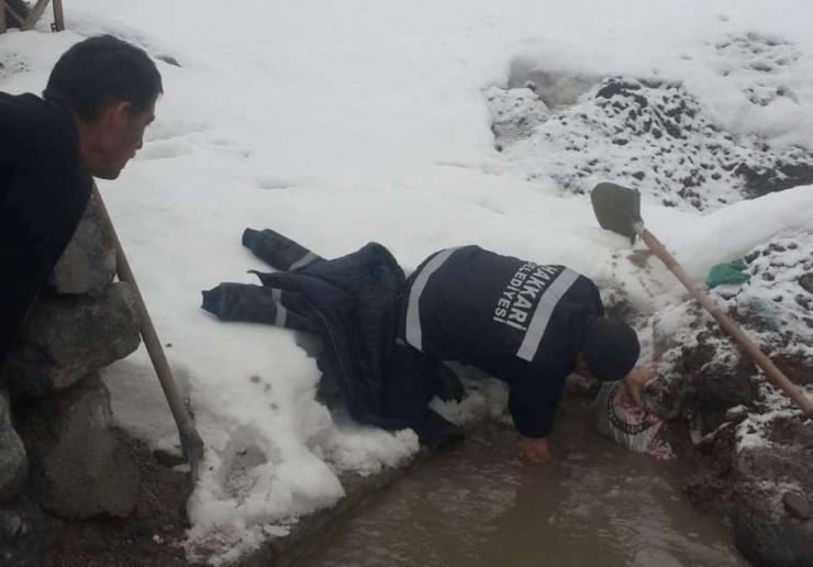 Hakkari’de Yol Kenarındaki Kanallar Temizlendi