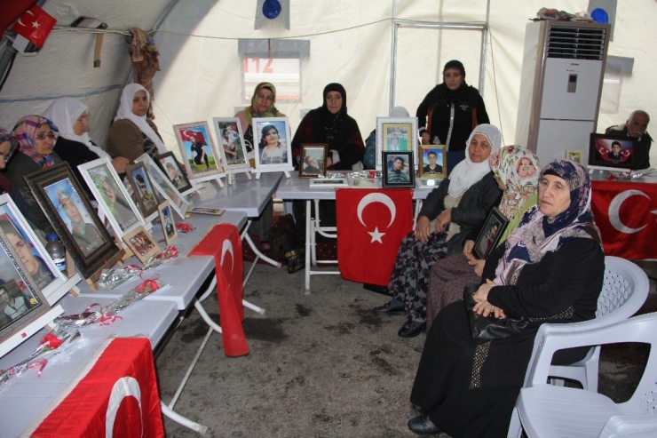 Hdp Önündeki Evlat Nöbetine Bir Aile Daha Katıldı