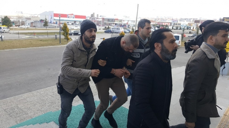 Kendilerini Polis Olarak Tanıtıp Gasp Yaptıkları İleri Sürülen 4 Kişi Tutuklandı